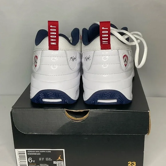 Jordan Max Aura 2 White and Navy Sneakers - size 6y - Picture 2 of 8